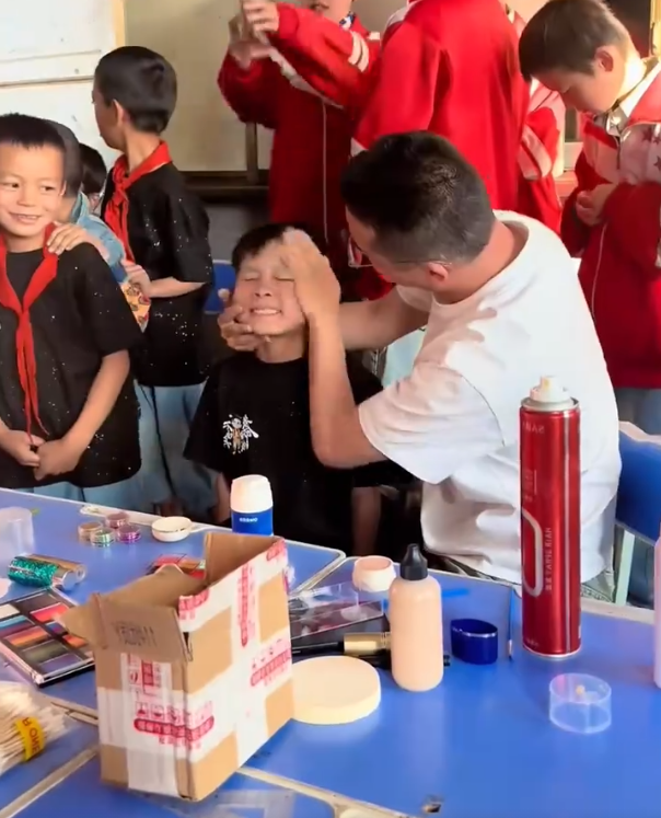 男老师上阵给学生化妆1分钟化10个！网友：主打一个快速简洁(图1)