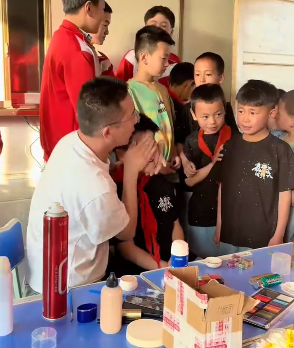 男老师上阵给学生化妆1分钟化10个！网友：主打一个快速简洁(图2)