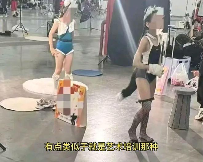 炸裂！渔网袜、狐狸尾、项圈中山漫展女童着成人服装姿势撩人(图3)