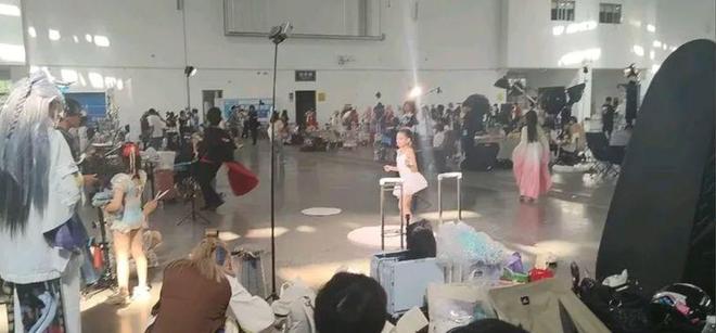 炸裂！渔网袜、狐狸尾、项圈中山漫展女童着成人服装姿势撩人(图6)