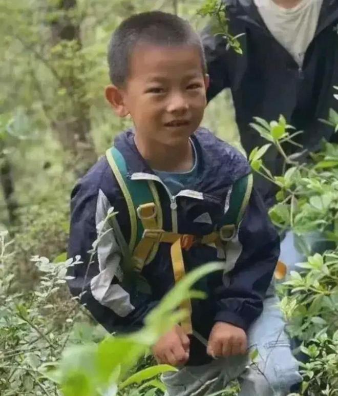 8岁自闭症王一凯遇难！志愿者曝孩子没穿衣服书包变行李箱(图1)