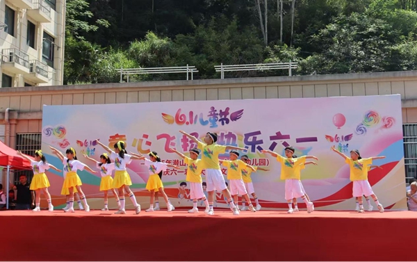 潜山市横中中心小学举办“六一”表彰大会暨文艺汇演活动(图1)