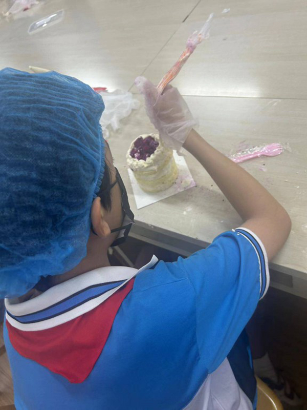 马鞍山市山南小学为困难学生举办双节同庆蛋糕DIY活动(图2)