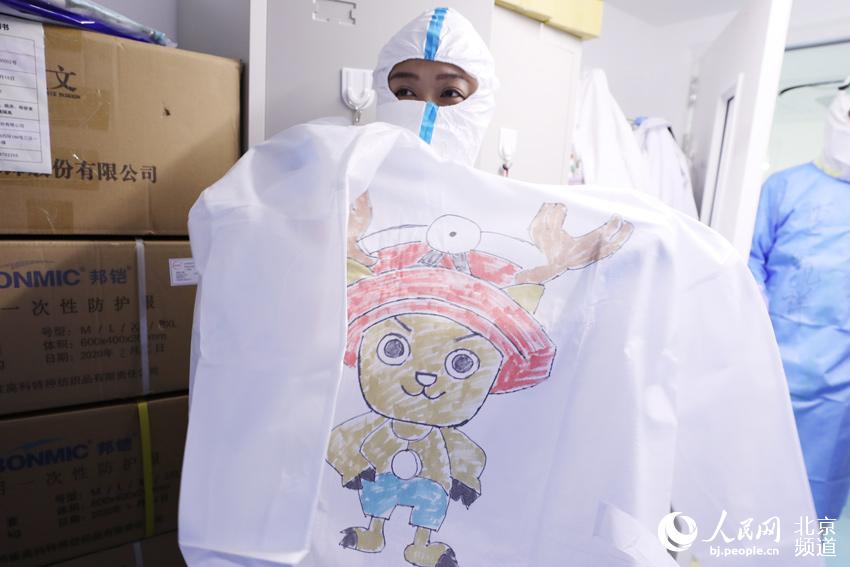 嘿兄弟们最近刷新闻我脑子里总有个事儿盘旋着越想越觉得有点不对劲。现在的智能科技我总感觉有点跑偏了。你看啊无人车满地跑机器人端盘子送外卖搞得风生水起天天琢磨着怎么抢服务员、快递小哥的饭碗。可那些真正玩命的活儿比如冲进火场救人、去雷区排爆、还有几百米高空作业的蜘蛛人…(图1)