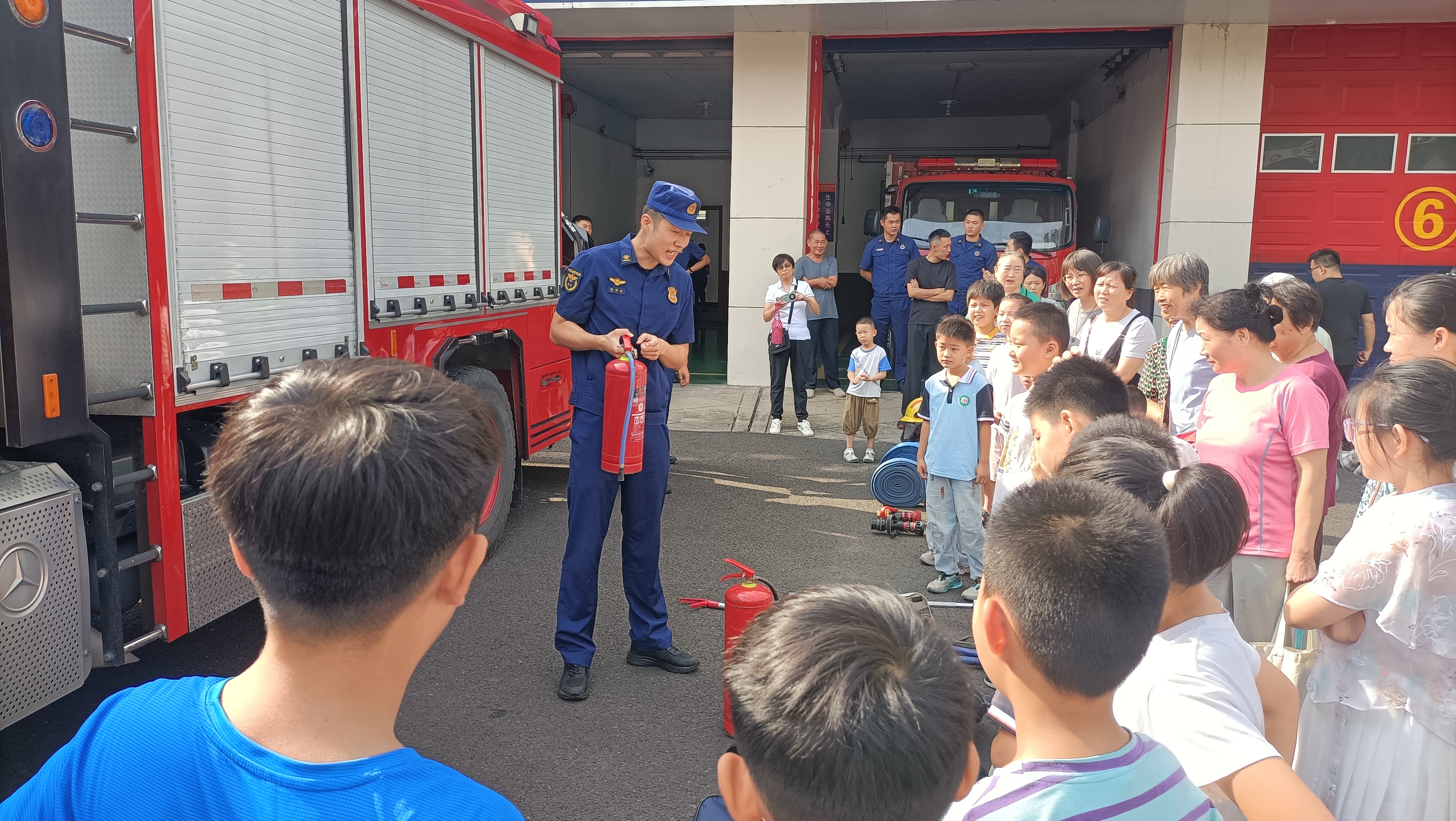 “首善”之区文明润心致敬火焰蓝缘梦护童行——泰山区上高街道双龙社区开展消防亲子研学实践活动(图2)