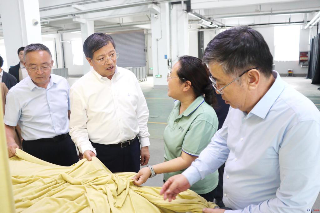 校长魏志强带队赴纺织龙头企业调研(图1)