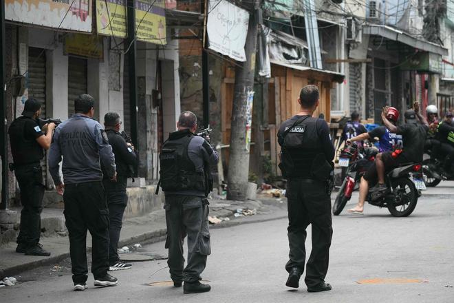 巴西最致命反毒行动：2500名警察围剿121人死亡毒贩无人机扔炸弹头号头目逃脱(图4)