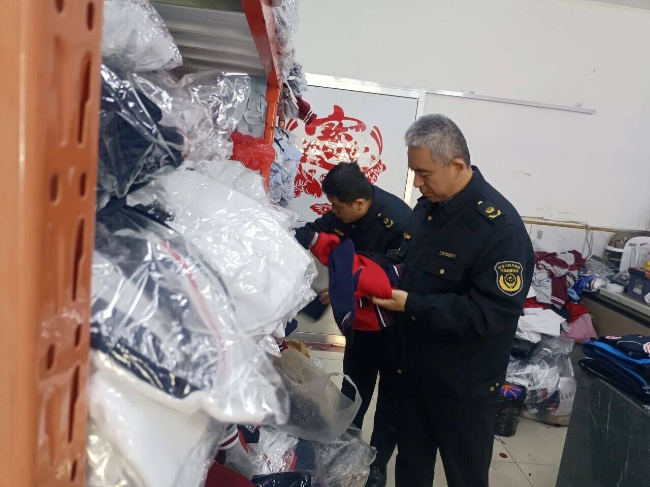 滨州市滨城区市场监管局开展校服专项检查筑牢校园着装安全防线(图1)