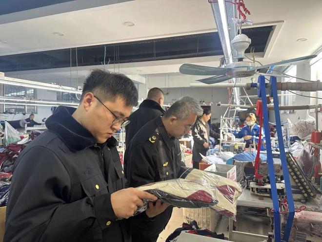 滨城区市场监管局开展校服专项检查筑牢校园着装安全防线(图1)