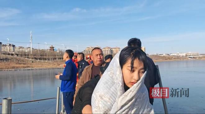 13岁女孩爬冰救人怕父母担心不留名回家谎称“衣服被淋湿”被救男童家长：上门送酬金遭婉拒留下羊羔肉感谢救命之恩(图1)