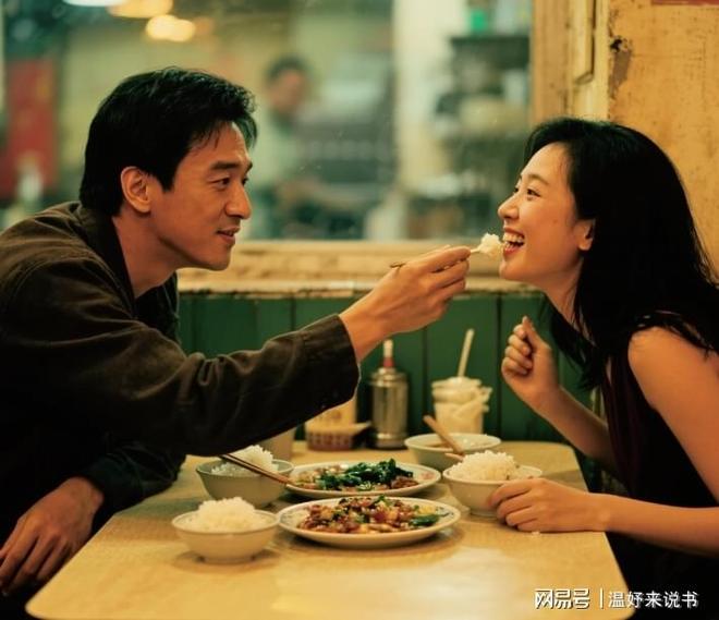 丈夫出差总带一条围巾妻在他西装里缝GPS看到地点她懵了(图1)