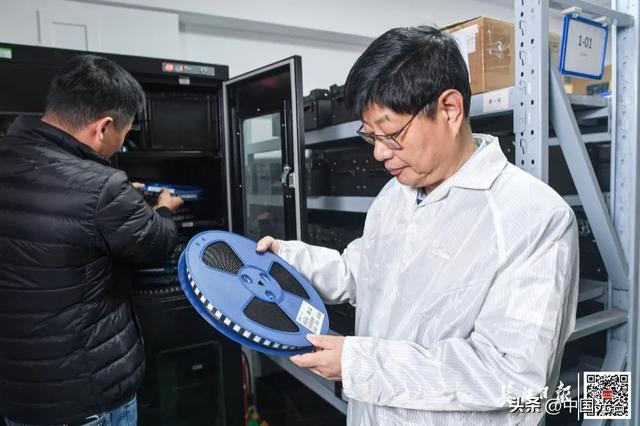 这位光谷人获评《长江日报》年度封面人物(图1)