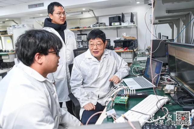 这位光谷人获评《长江日报》年度封面人物(图6)