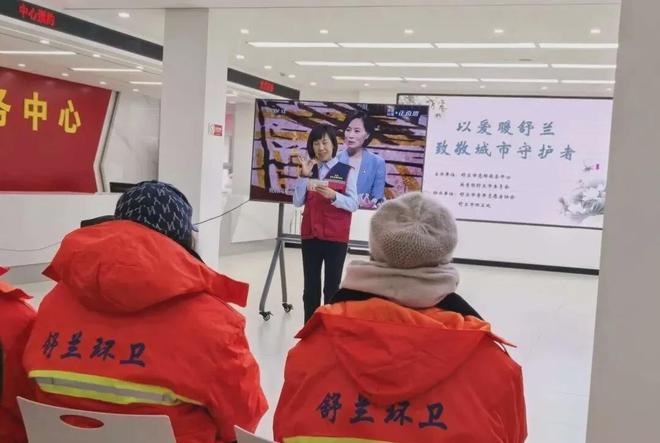 暖冬行动！舒兰市为户外工作者发放爱心马甲(图1)