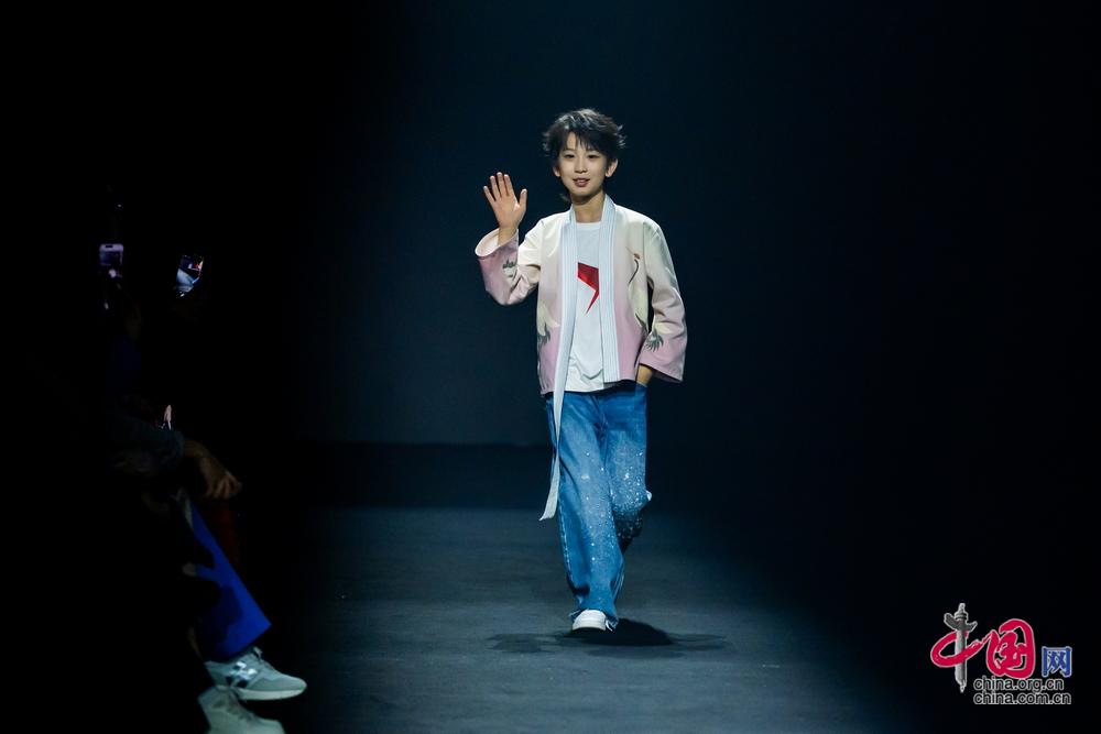 把东方底蕴与未来写进孩子的衣服里小鹤鹤把“AI做成了有温度的童装”(图10)